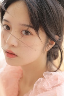 大手从衣服伸进去小说